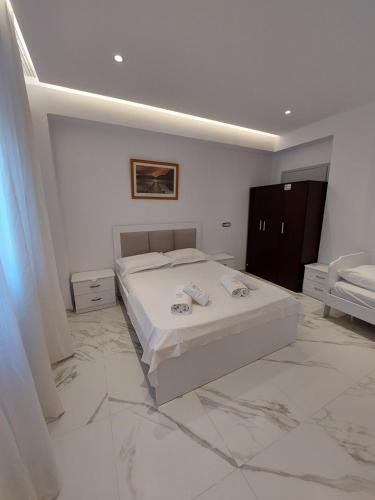 1 double bed, 2 twin beds