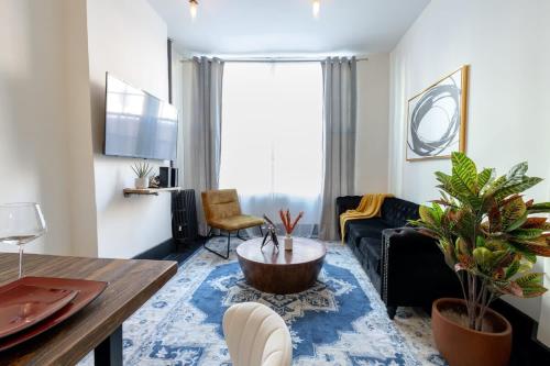 E10-1 Designer East Village Townhouse 1BR in New York, USA