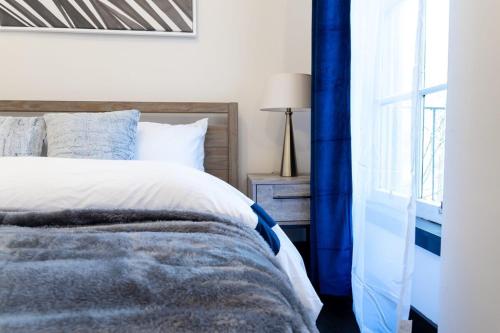 E10-1 Designer East Village Townhouse 1BR in New York, USA