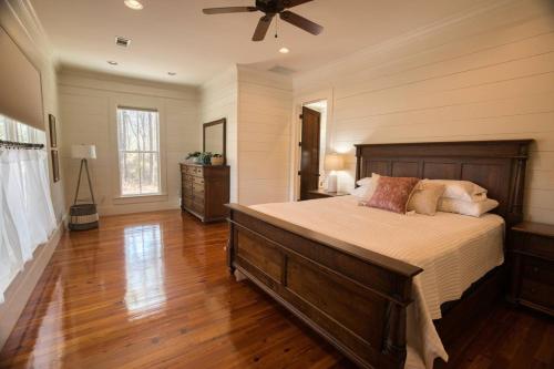 Southern Farm House 4 Br 4 Bath