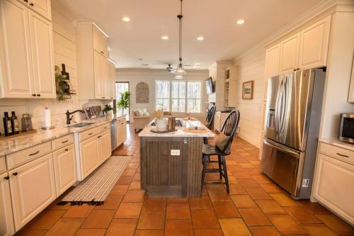 ห้องครัว, Southern Farm House 4 Br 4 Bath in มูลทรี (จีเอ)