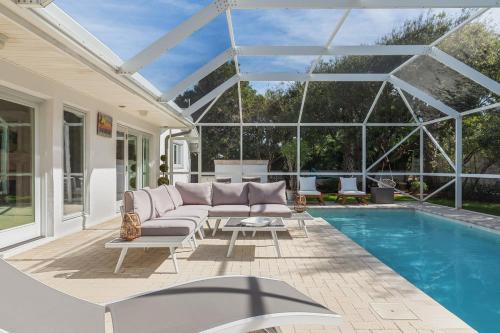 Surfs Up - Retreat At The Beach With Heated Pool in Melbourne Beach, Vereinigte Staaten von Amerika