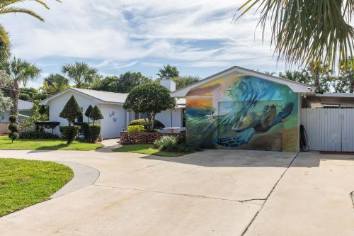 Surfs Up - Retreat At The Beach With Heated Pool in Melbourne Beach, USA