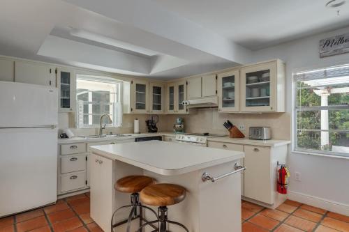 Surfs Up - retreat at the beach with heated pool in Melbourne Beach (FL)