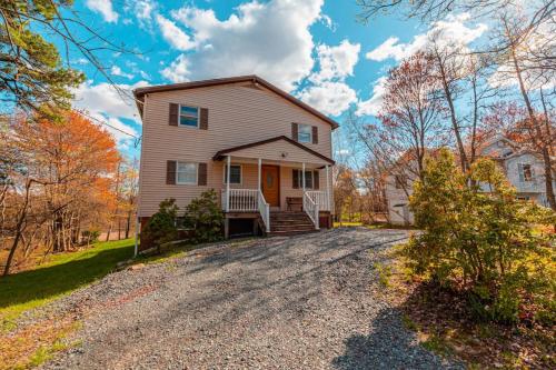 Cheerful 6 bedroom in the heart of Poconos in Long Pond, USA