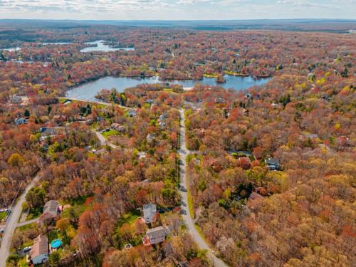 Cheerful 6 bedroom in the heart of Poconos in Long Pond, USA