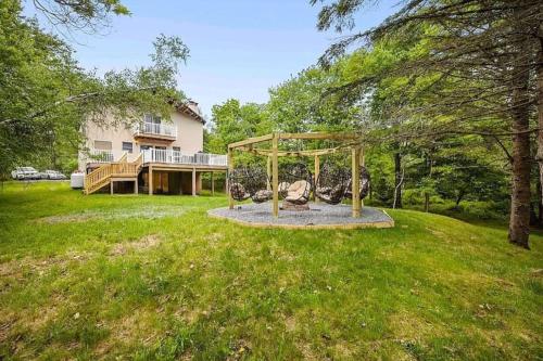 Cheerful 6 bedroom in the heart of Poconos in Long Pond, USA