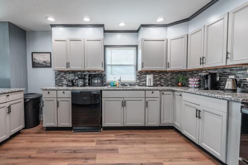 Cheerful 6 bedroom in the heart of Poconos in Long Pond, USA