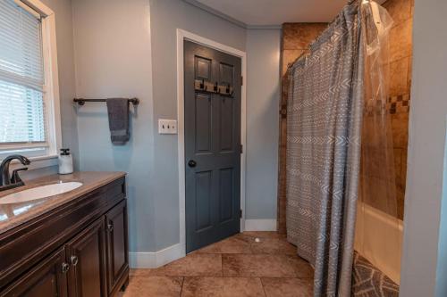 Cheerful 6 bedroom in the heart of Poconos in Long Pond, USA