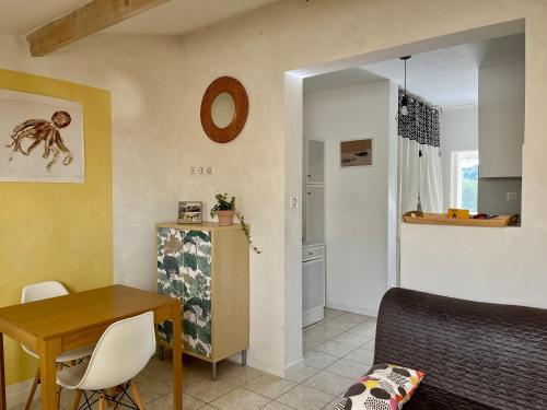 Cabanon Sur L eau in Ensuès-la-Redonne