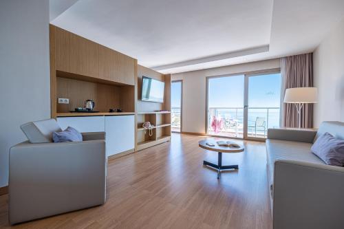 Junior Suite with Sea View (2 Adults + 2 Children)