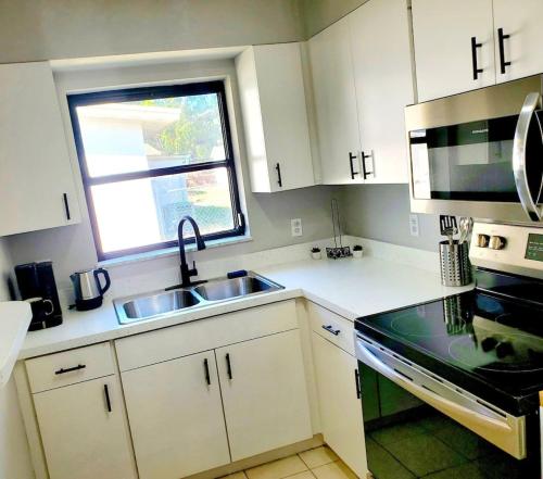 1BR APT Ideal For Long Stays near DT Beach in Jensen Beach, USA