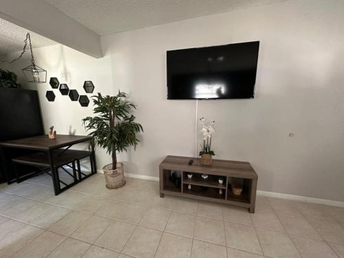1BR APT Ideal For Long Stays near DT Beach in Jensen Beach, USA