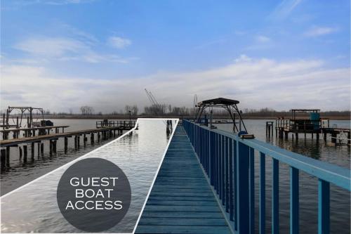 . Lakeside Bliss 2BR, 1BA with All Modern Comforts