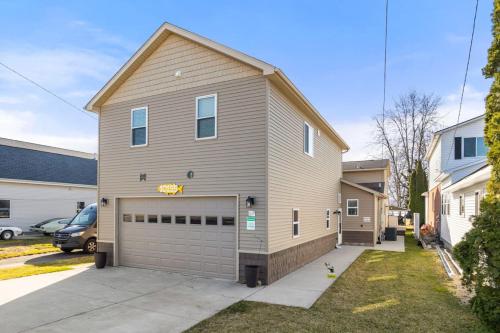 Lakeside Bliss 2BR, 1BA with All Modern Comforts in Algonac, USA