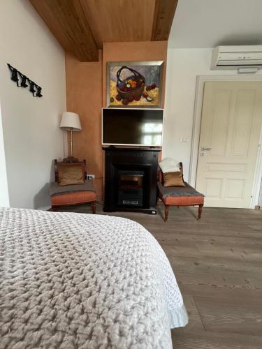 Deluxe Double Room with Balcony image 1