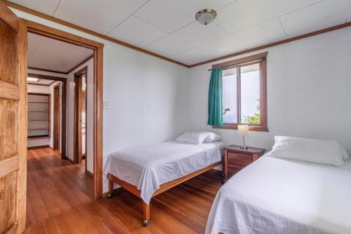 Three-Bedroom House image 4