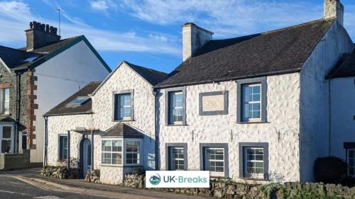 Traditional 17th Century Cottage with Free Parking