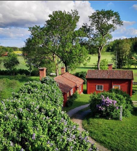 Heritage-listed country cottages