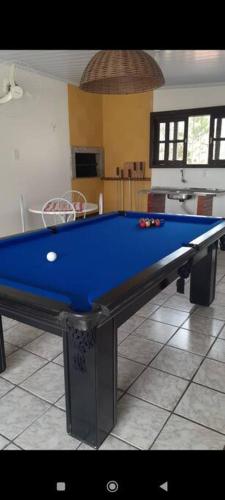 Casa Marron com vista para o mar, com mesa de Sinuca - 2 Km Centro