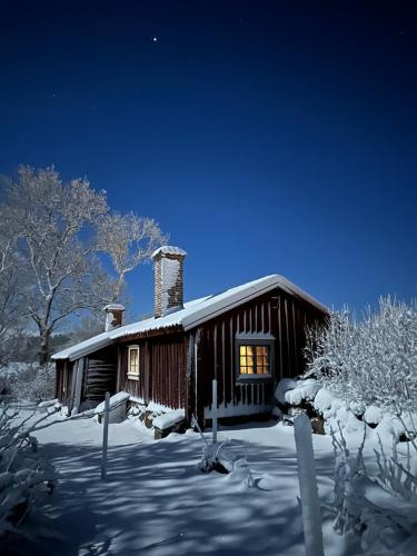 Heritage-listed country cottages