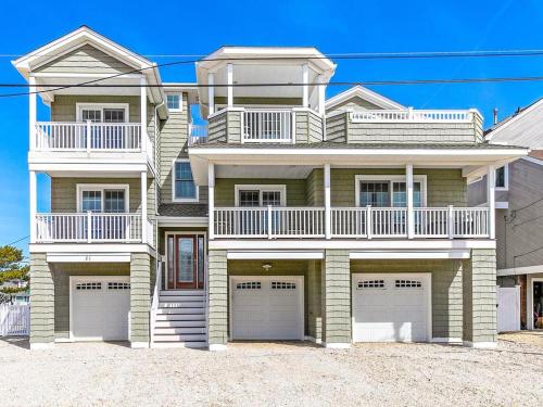 Spectacular 6 Bedroom Home On The Oceanblock In Beach Haven!!! Hot Tub!!! in Beach Haven, USA
