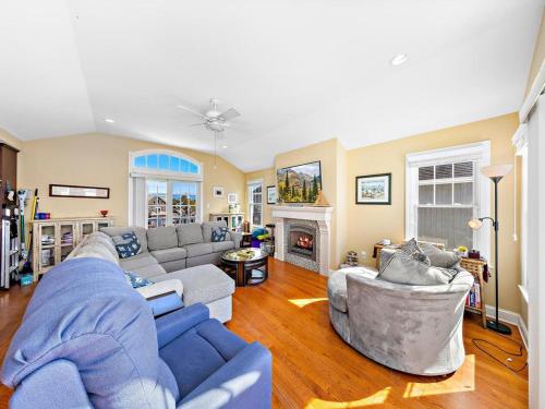 Spectacular 6 Bedroom Home On The Oceanblock In Beach Haven!!! Hot Tub!!! in Beach Haven, USA