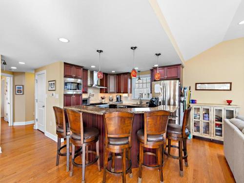 Spectacular 6 Bedroom Home On The Oceanblock In Beach Haven!!! Hot Tub!!! in Beach Haven, USA