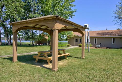 Minnesota Lake Home Resort Studio-Style Cottage in Batlleika (MN)