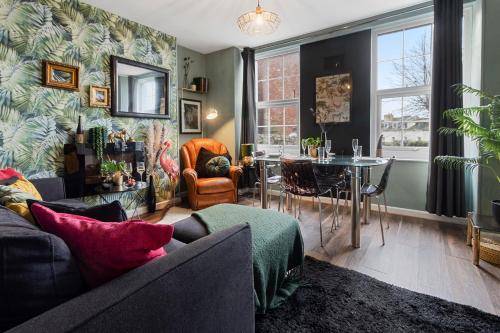 Stylish 2 Bed Apartment Near Beach, Parking, Wifi, Netflix