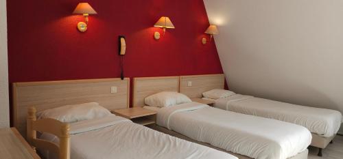 1 double bed, 1 twin bed