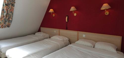 1 double bed, 2 twin beds