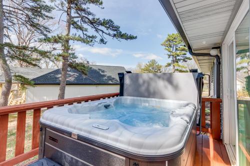 Spacious Arkansas Retreat with Deck, Hot Tub and Grill in Rogers, USA
