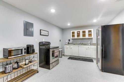 Modern Apartment 22 Mi to Downtown Atlanta! in Jonesboro, USA