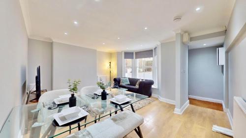 Tube & Notting Hill Nearby - Garden Flat Haven, Londra