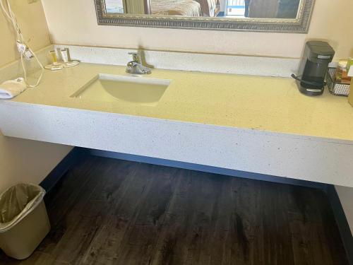 Days Inn by Wyndham Fort Wayne - image 17