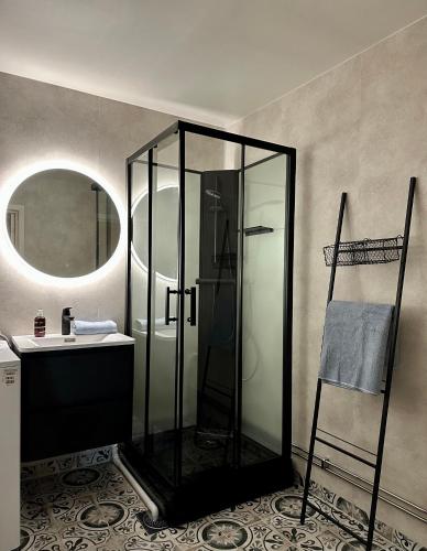 Ducha, Sentral leilighet i rolig bygård, med heis, egen, veranda & 85" Smart TV (Sentral leilighet i rolig bygard, med heis, egen, veranda & 85" Smart TV) in Porsgrunn