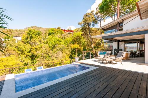 Hermosa Casa con Terraza y Vista al Lago en Avándaro in Valle de Bravo, Mexico