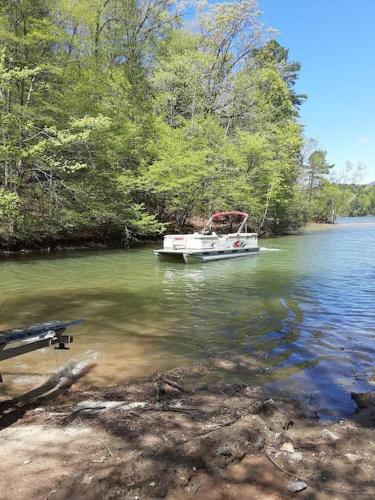 1 Bedroom Log Cabin on Lake James-Private Resort Amenities in Marion (NC)