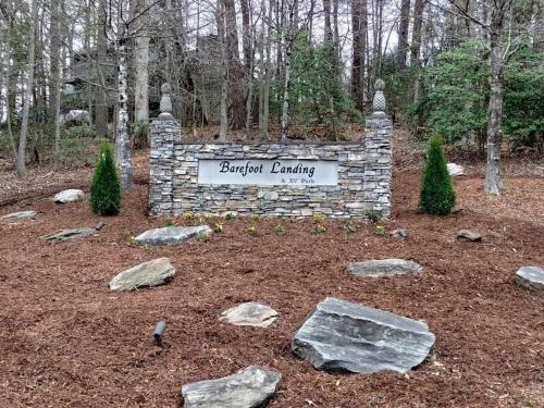 1 Bedroom Log Cabin on Lake James-Private Resort Amenities in Marion (NC)