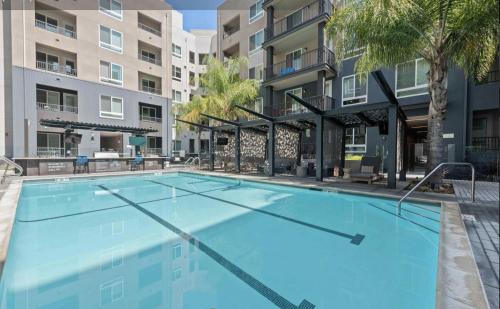 Luxury Condo with Pool & Gym !