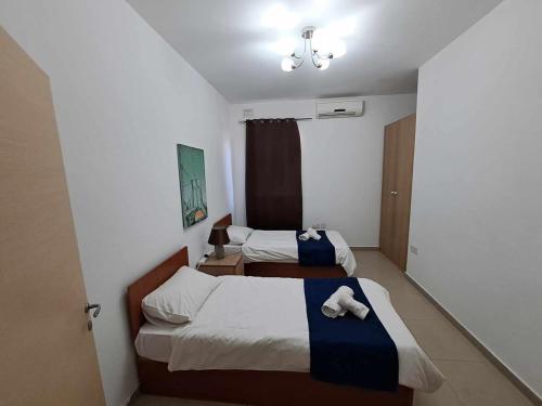 St Julians Sliema 3 minutes walk from promenade 3 bedroom apartment - image 2