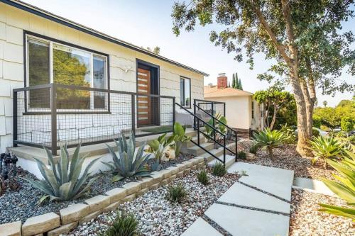 Contemporary Front House w Shared Patio in Long Beach, USA
