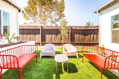 Contemporary Front House w Shared Patio in Long Beach, USA