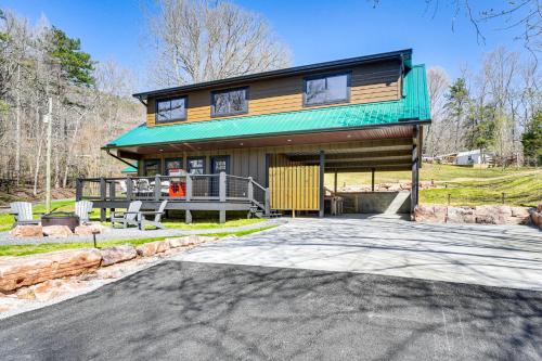 . Modern Cabin with Hot Tub Near Tail of the Dragon!