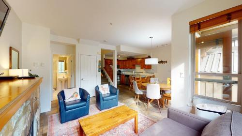 2BR in Symphony close to Whistler Village with Complex Hot Tub and Gas Fireplace, Whistler (foto 6)