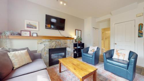 2BR in Symphony close to Whistler Village with Complex Hot Tub and Gas Fireplace, Whistler (foto 7)