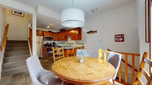 2BR in Symphony close to Whistler Village with Complex Hot Tub and Gas Fireplace, Whistler (foto 10)