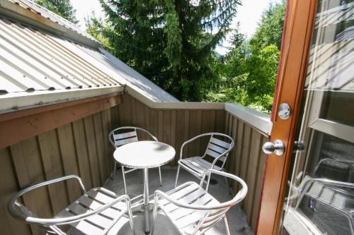 2BR in Symphony Whistler Village Complex Hot Tub Gas Fireplace Parking Gondola Shuttle - image 4