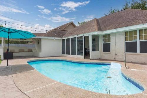 McAllen 4BR with Pool, Shopping & More